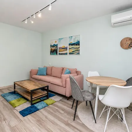 1 Min Walk To Main Street & 2bdr & Free Parking Апартамент