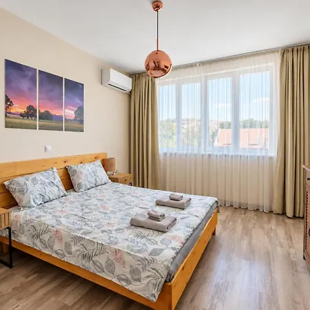 1 Min Walk To Main Street & 2bdr & Free Parking Апартамент *
