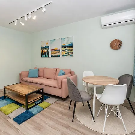 1 Min Walk To Main Street & 2bdr & Free Parking Апартамент *