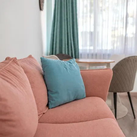 1 Min Walk To Main Street & 2bdr & Free Parking Апартамент