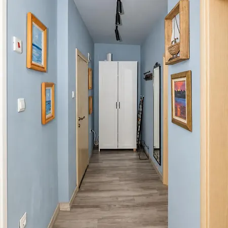1 Min Walk To Main Street & 2bdr & Free Parking *