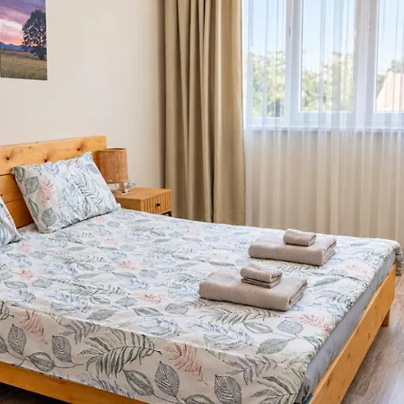 1 Min Walk To Main Street & 2bdr & Free Parking Апартамент *