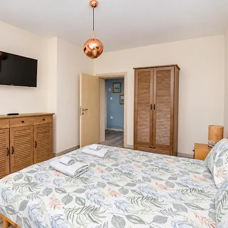Апартамент 1 Min Walk To Main Street & 2bdr & Free Parking