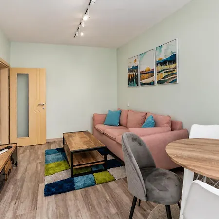 1 Min Walk To Main Street & 2bdr & Free Parking Апартамент Сандански