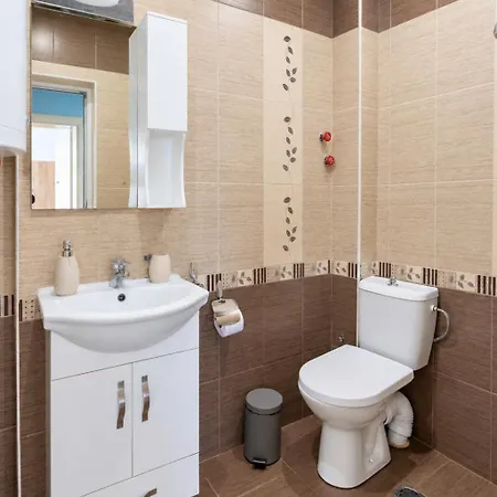 1 Min Walk To Main Street & 2bdr & Free Parking Апартамент Сандански