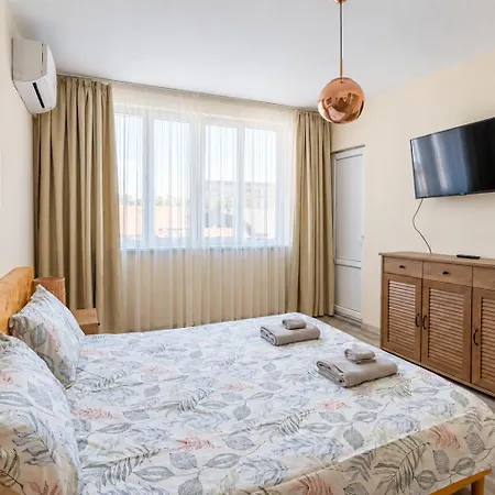 1 Min Walk To Main Street & 2bdr & Free Parking *