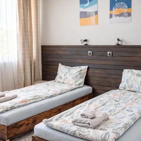 1 Min Walk To Main Street & 2bdr & Free Parking * Сандански
