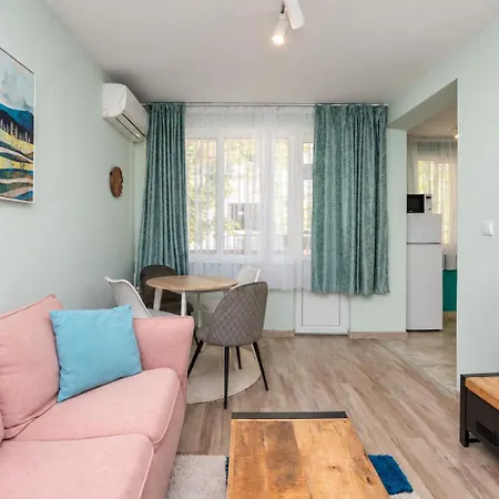1 Min Walk To Main Street & 2bdr & Free Parking * Сандански