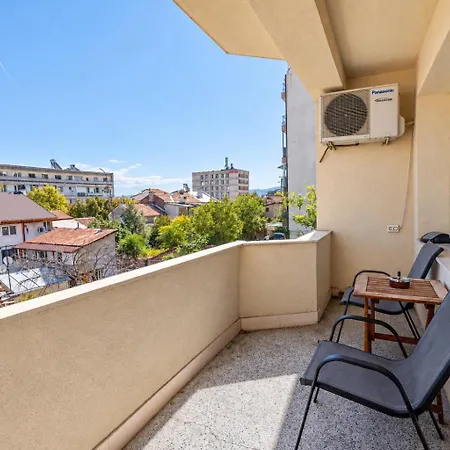 1 Min Walk To Main Street & 2bdr & Free Parking Апартамент Сандански