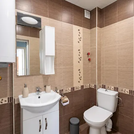 1 Min Walk To Main Street & 2bdr & Free Parking * Сандански