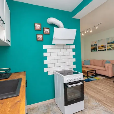 1 Min Walk To Main Street & 2bdr & Free Parking Апартамент