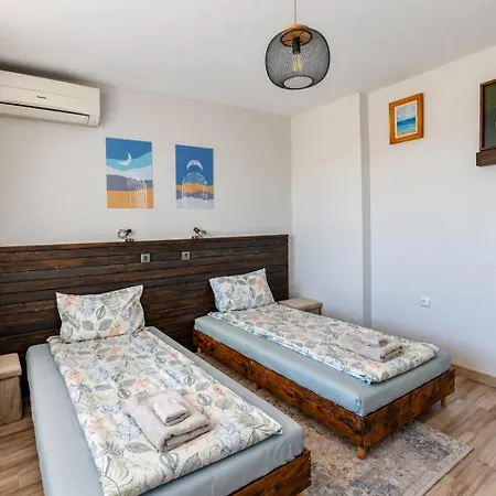 1 Min Walk To Main Street & 2bdr & Free Parking Сандански