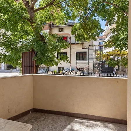 1 Min Walk To Main Street & 2bdr & Free Parking Апартамент *